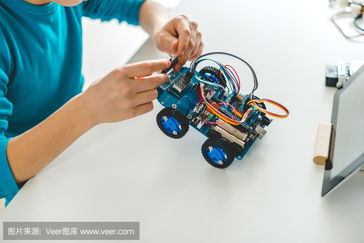 為學校作業(yè)制造機器人車